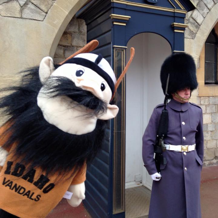 A Joe Vandal puppet with a beefeater guard in the background.