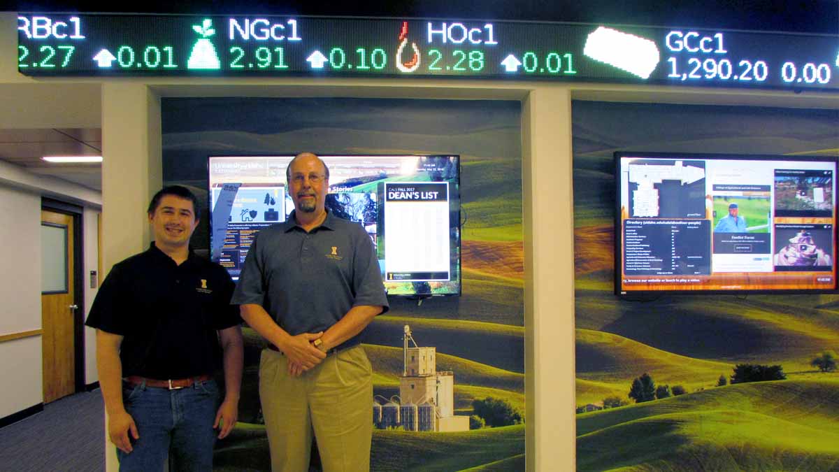 U of I graduate student Brett Wilder worked with Norm Ruhoff, director of the Agricultural Commodity Risk Management Program, to create a commodity marketing curriculum.